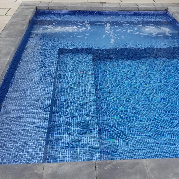 Faites changer la toile de votre piscine par une équipe de professionnels expérimentés.